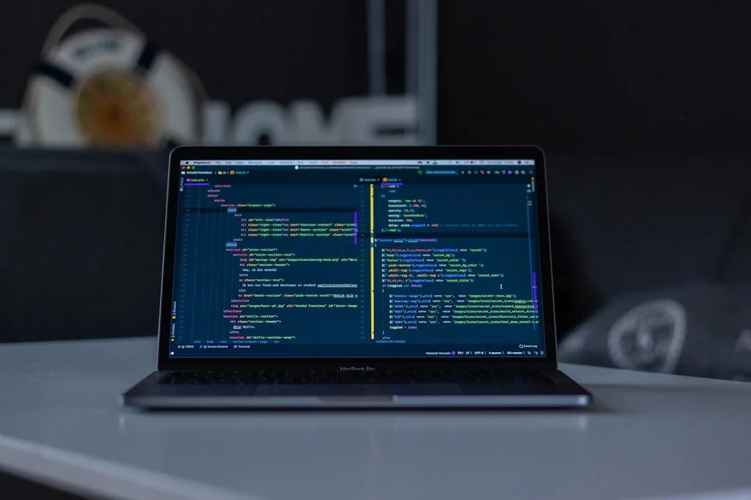 Une personne utilisant un ordinateur portable pour consulter des sites de photos libres de droits. Travail en freelance dans un cadre chaleureux.