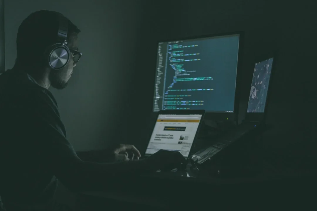 Un espace de travail moderne avec deux écrans d’ordinateur affichant des projets de web design, mettant en avant la technologie et la productivité.